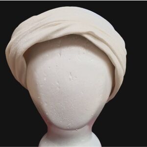 Vintage Ladies White Turban style Hat 
Lane Bryant Beautiful hat in excellent